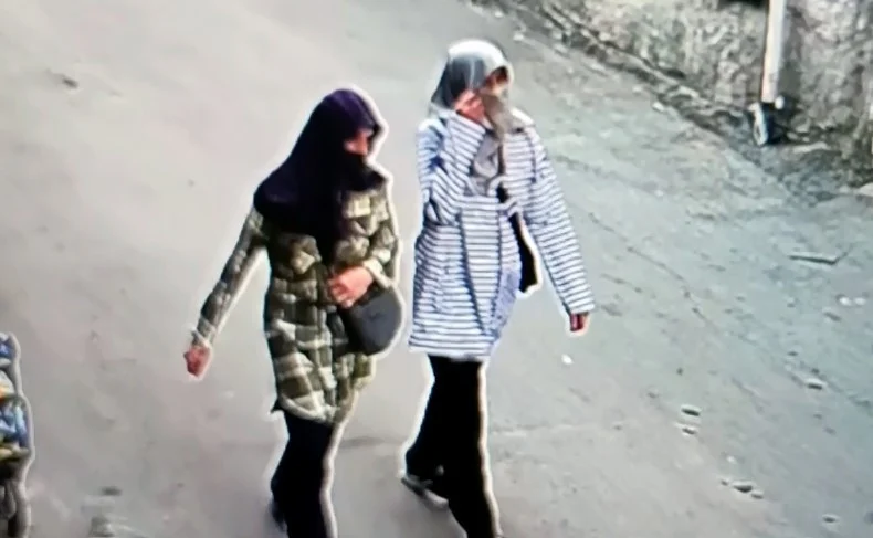 Adana’da Eşarpla Yüzünü Gizleyen Anne Kız Evlerden Yüklü Miktarda Altın Ve Ziynet Eşyası Çaldı